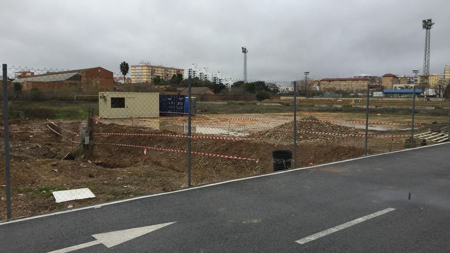 Obras de construcción de la gasolinera en una imagen tomada desde la entrada al parking del establecimiento de comida rápida
