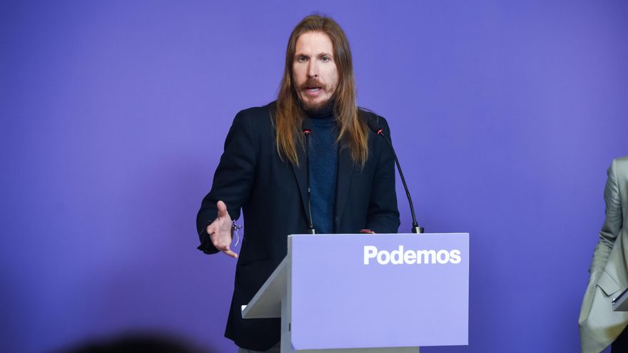 El hasta ahora coportavoz de Podemos, Pablo Fernández, durante una rueda de prensa de Podemos, en la sede de Podemos, a 29 de enero de 2024, en Madrid (España).