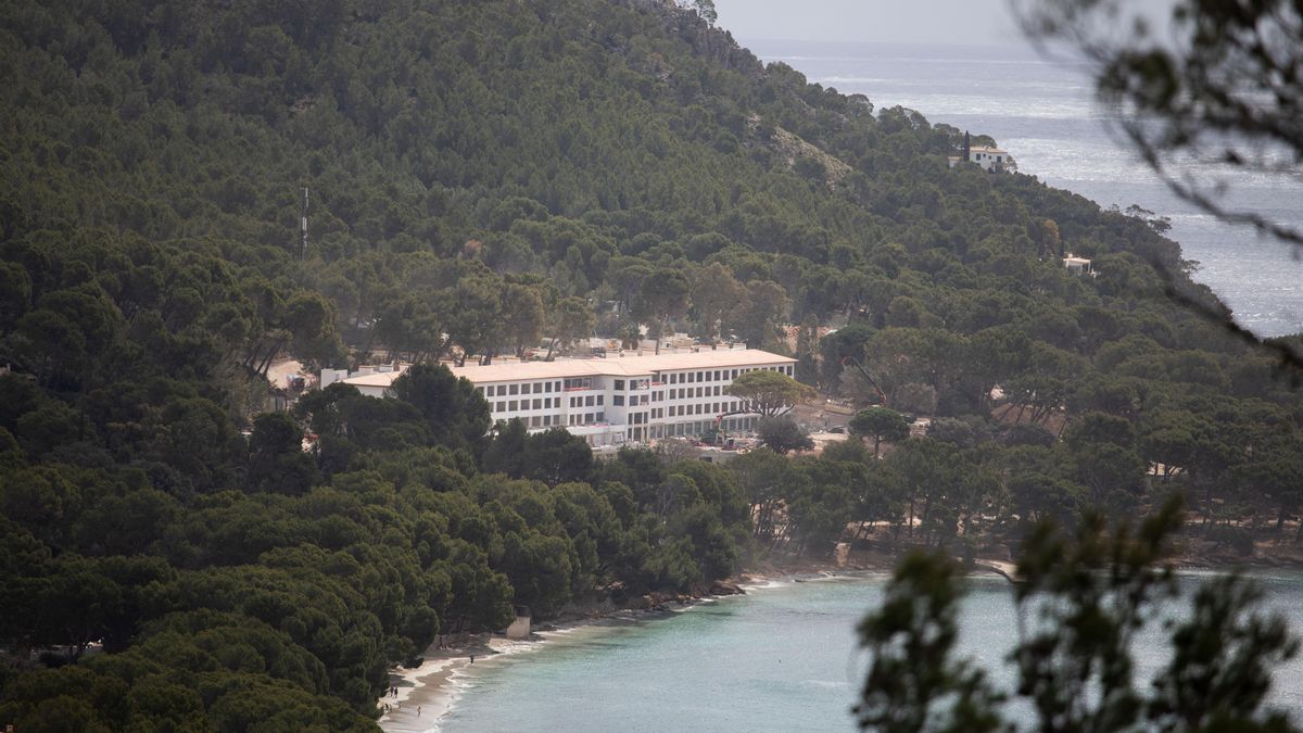 Vistes del reconstruït Hotel Formentor, envoltat de pinedes