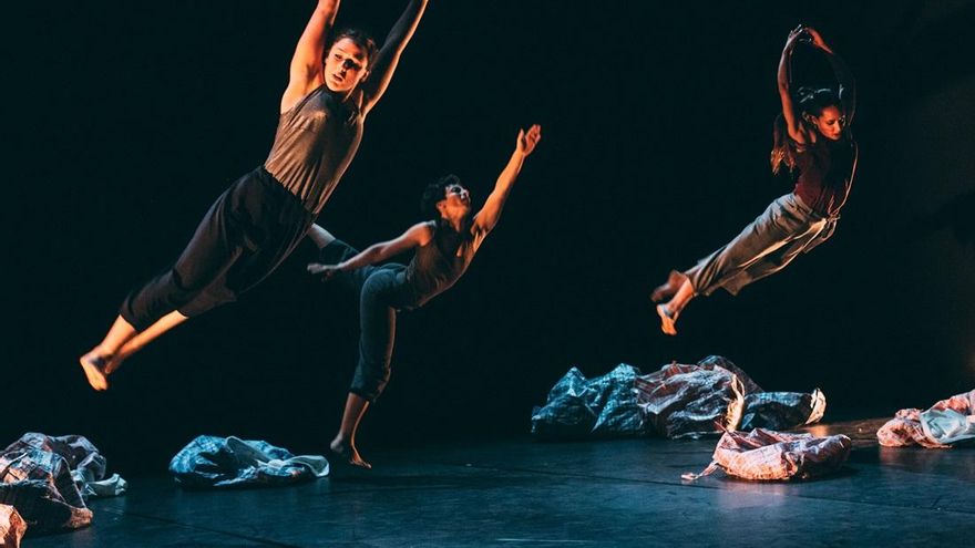 Cos a cos (E-111), de la compañía valenciana Fil d'Arena Dansa-Teatre.
