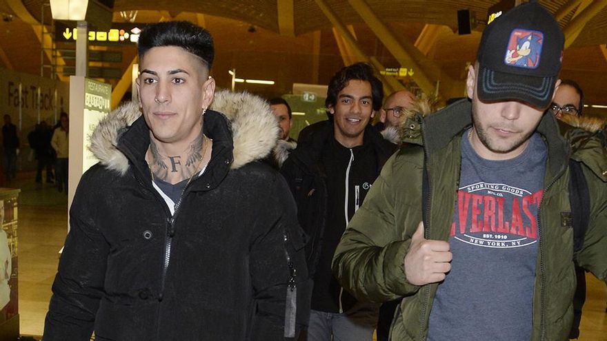 Ferre, Alejandro Reyes y Cristina Suescun en el aeropuerto Madrid-Barajas