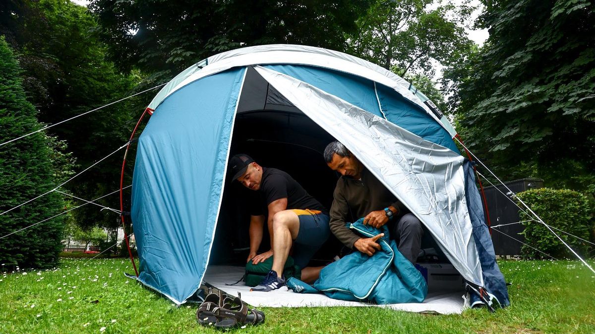 Dos trabajadores de la explotación minera, durante la acampada en el campo San Francisco de Oviedo.