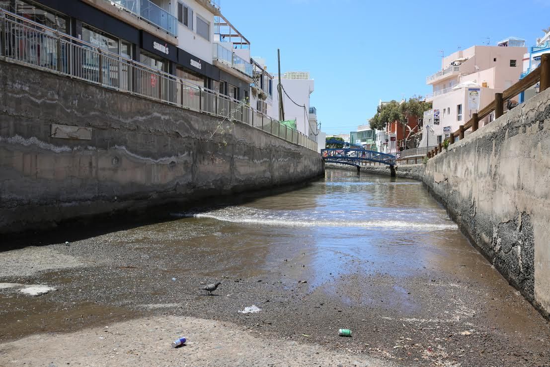Vertido de aguas residuales en Mogán. (ALEJANDRO RAMOS)