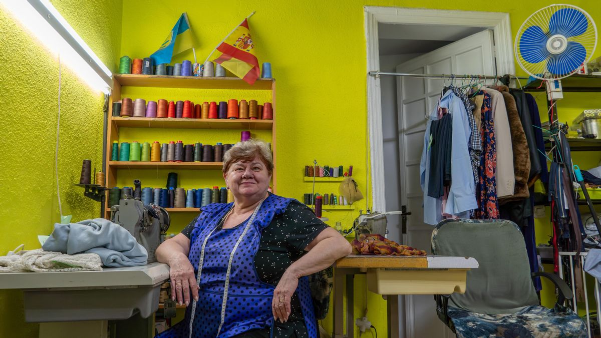 Mariya Kulikovska, ucraniana, en su taller de costura en Madrid