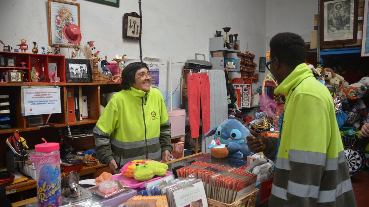 Trabajadores de Traperos de Emaús en el rastro de Cañadas de San Pedro, Murcia