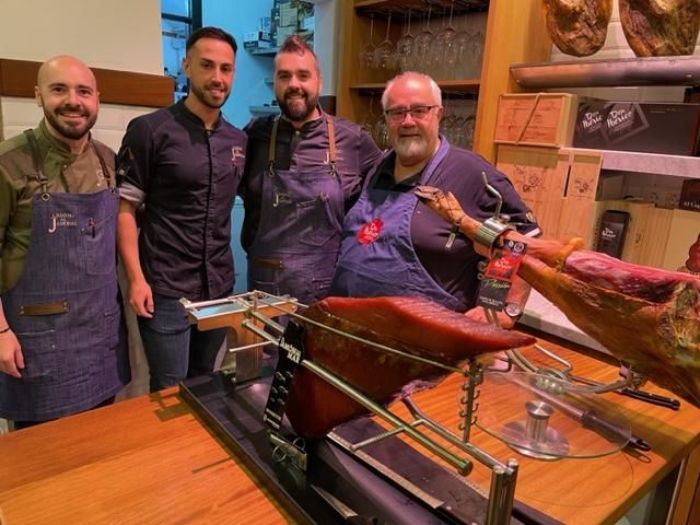 Alberto, Aridany (maestro cortador de jamón de la casa), y “los Miguel”, padre e hijo