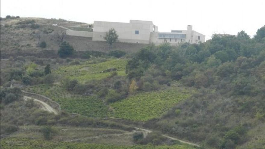 La bodega, mimetizada con el paisaje.