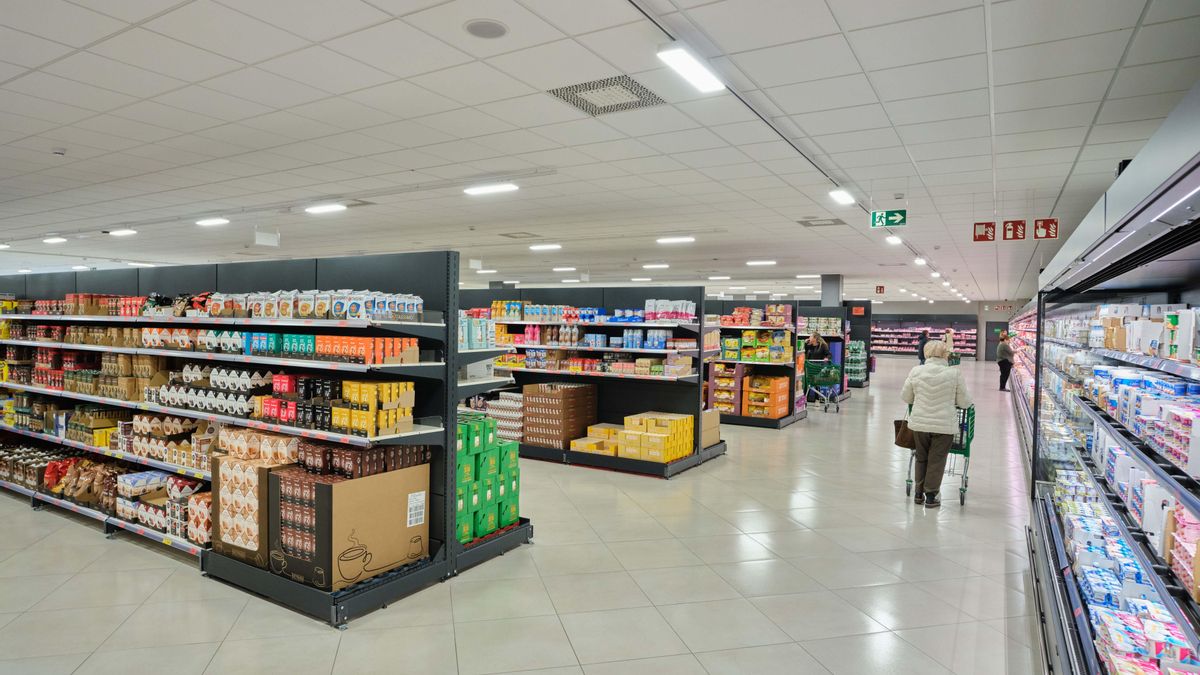 Declaran improcedente el despido de un trabajador de un supermercado que consumió tres cafés que se iban a tirar