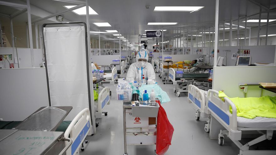 Una enfermera trabaja en el área de hospitalización para pacientes covid-19 del Hospital El Salvador, en San Salvador (El Salvador). EFE/Rodrigo Sura/Archivo