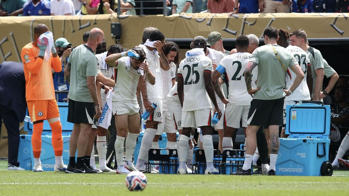 Según investigadores, es probable que estadios donde tendrán lugar partidos de la Copa Mundial en junio superen los “umbrales de seguridad” en cuanto a riesgos climáticos. Las pausas para hidratarse, como esta durante un partido en 2025, podrían no ser suficientes para garantizar la seguridad de los jugadores.