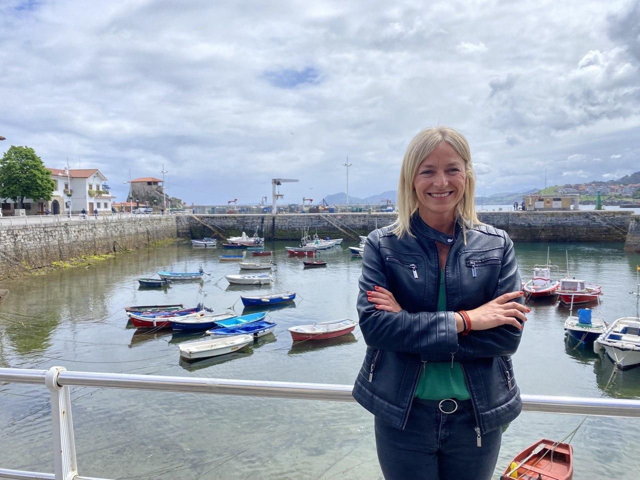 Susana Herrán (PSOE) posa frente al puerto de Castro Urdiales.