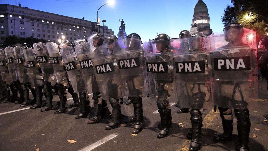 Incidentes fuera del Congreso tras la aprobación de la ley ómnibus