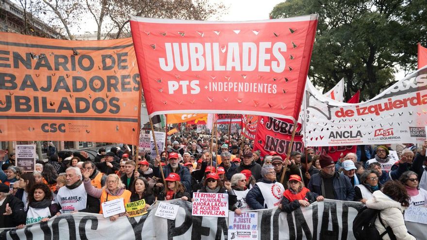 Miles de personas salen a la calle contra las reformas de Milei: "Hoy el salario mínimo de Argentina es el más bajo de América latina"