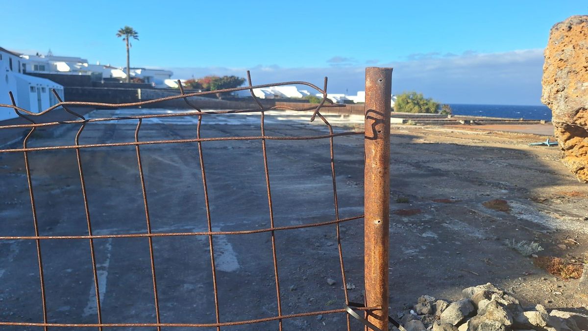 El PSOE critica que el espacio de  Salinas de Los Cancajos siga cerrado.