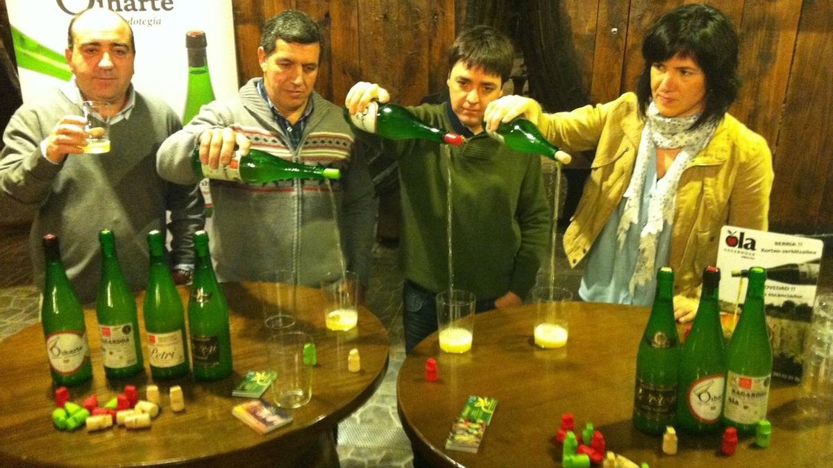 Sidrerías guipuzcoanas presentan un nuevo corcho escanciador de sidra para "universalizar" este producto