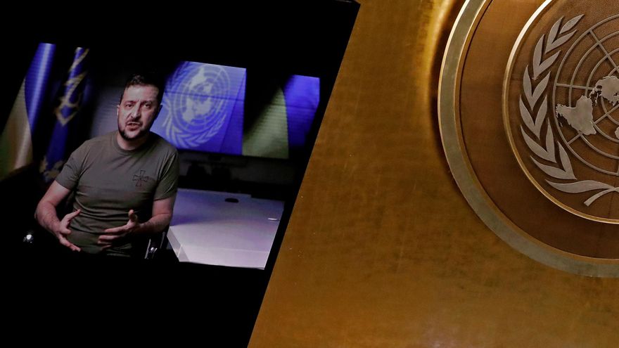 El presidente de Ucrania, Volodímir Zelenski, pronuncia su discurso en video durante el 77° Debate General dentro del salón de la Asamblea General de las Naciones Unidas. EFE/EPA/ pedro foley