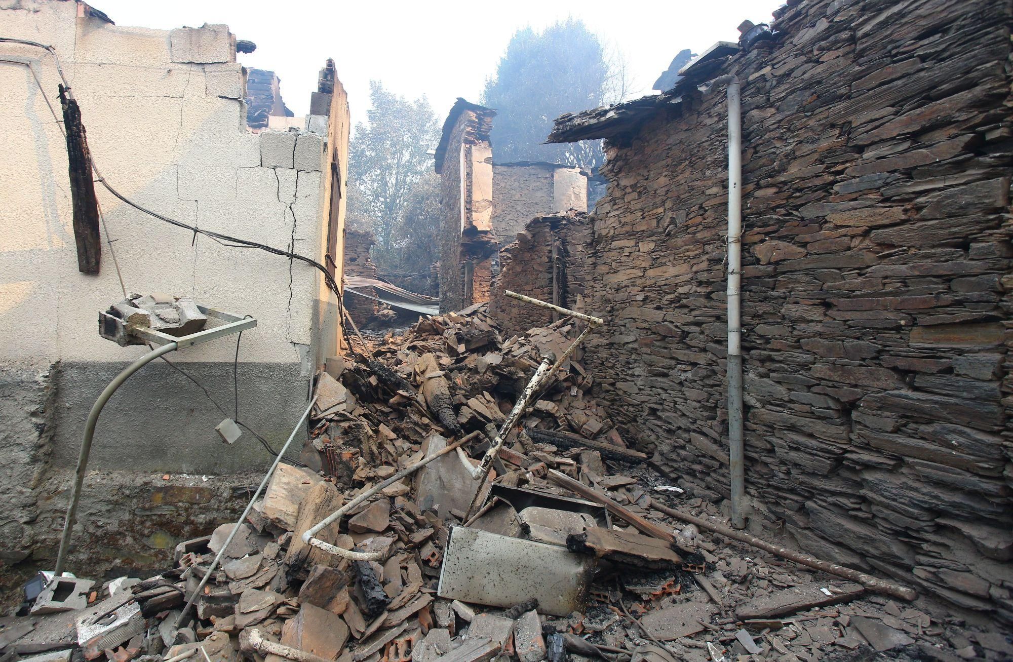 Las llamas calcinan el pueblo de Lusío en El Bierzo