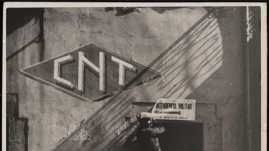 "Carteles rojos colocados en los edificios".