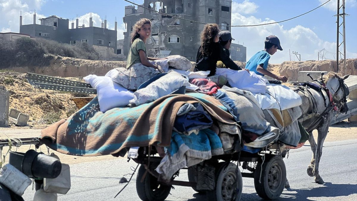 Niños palestinos huyen hacia el sur tras la orden de evacuación del Ejército israelí, el 9 de septiembre del 2025.