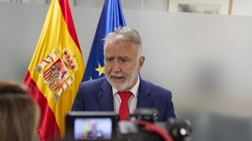 El ministro de Política Territorial y Memoria Democrática, Ángel Víctor Torres, ofrece declaraciones a los medios tras una reunión con el presidente de CERMI, en la sede del Ministerio, a 2 de enero de 2024, en Madrid (España). Durante el encuentro, han a