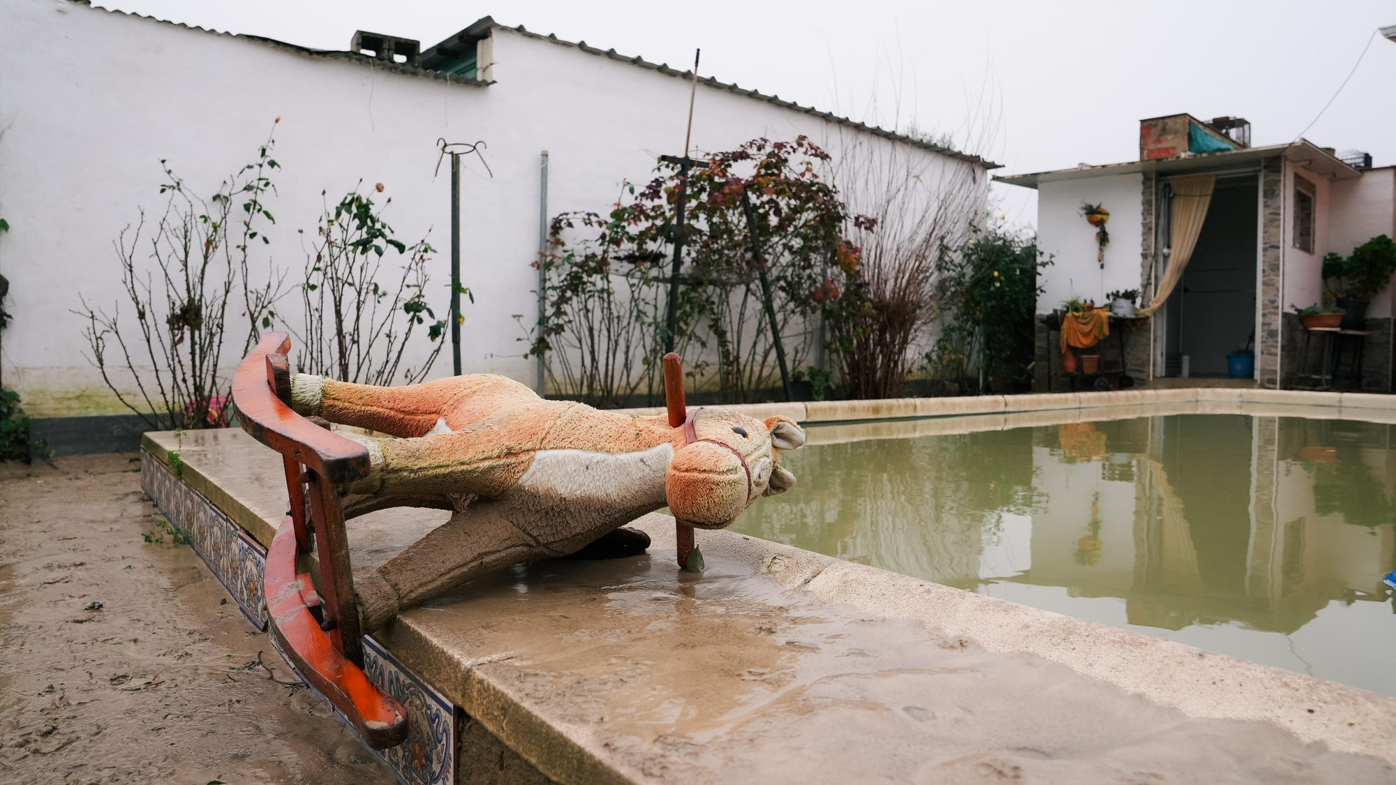 El lodo y el barro, dentro de las parcelas de las calles Perdiz y La Tórtola