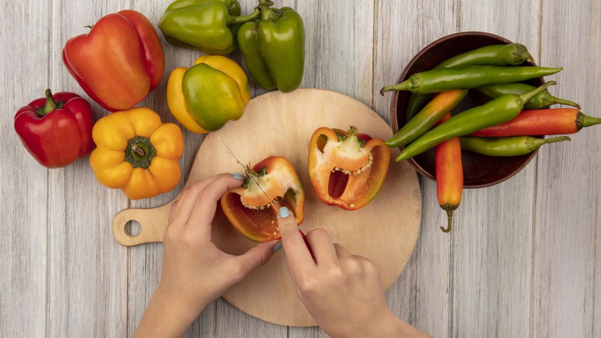 Según Fundación Española de la Nutrición (FEN), el pimiento rojo destaca por su gran tamaño, carne firme, sabor dulce y alto contenido de vitamina C, betacarotenos y fibra