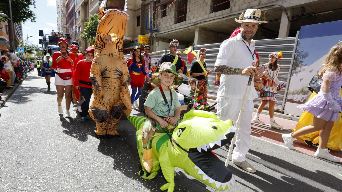 Una familia disfrazada de "Jurassic Park" durante el desfile.