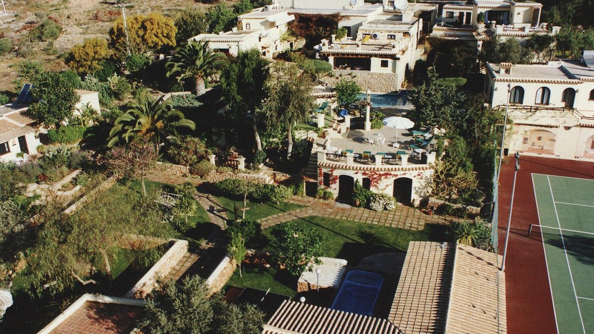 Vista aérea del hotel Pikes en los 90.