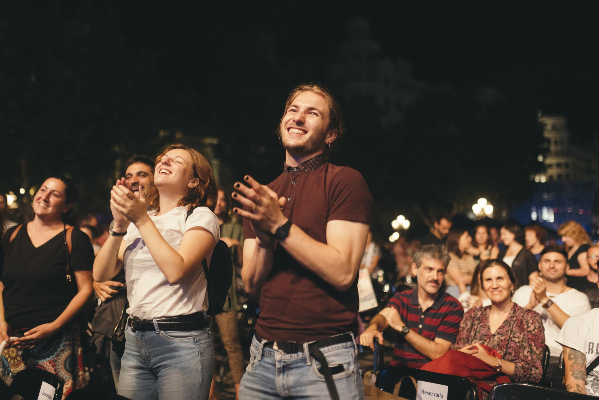 El grupo de música "Las víctimas civiles” levanta al público de sus asientos
