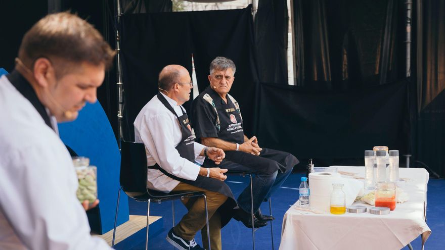 Víctor Vidal elabora una paella ante el público mientras su padre, Rafael, dialoga con el Gran Wyoming.