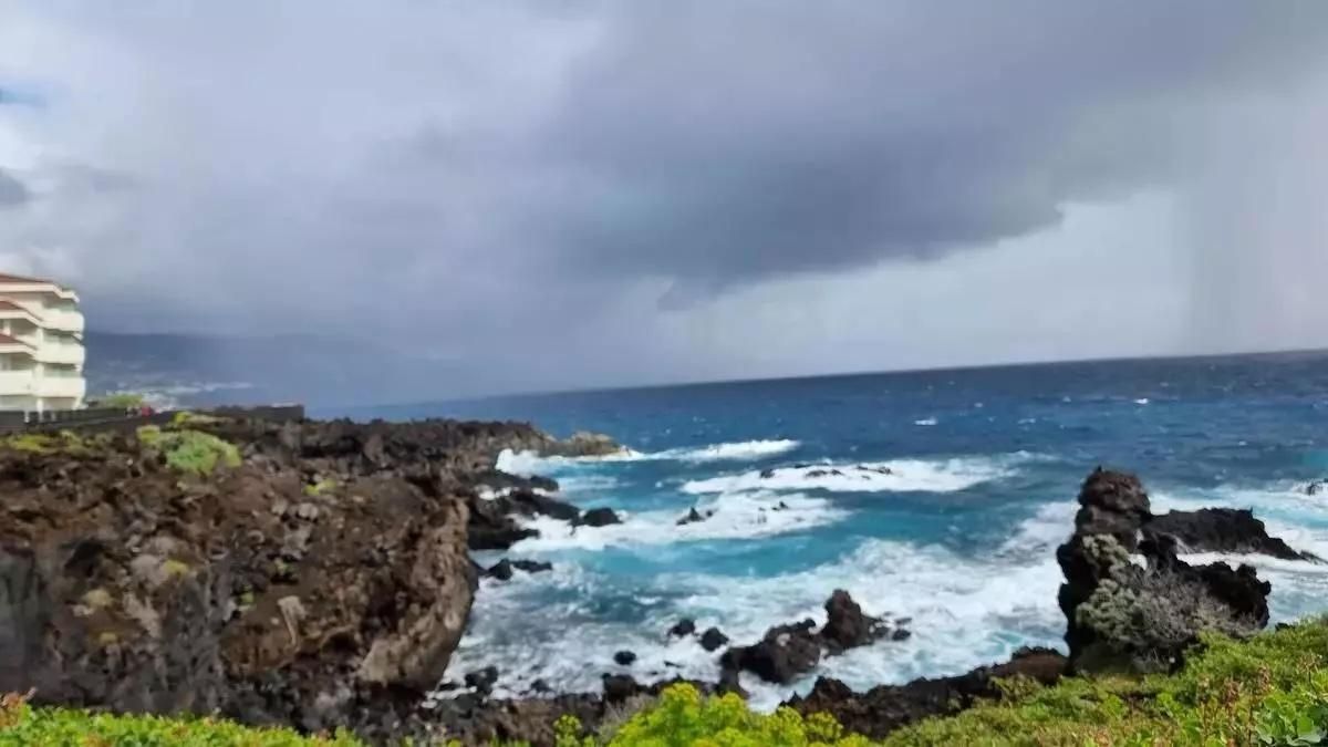 Imagen de archivo de un día nublado con lluvia en el este de La Palma. (En la foto, litoral de Los Cancajos, Breña Baja)-