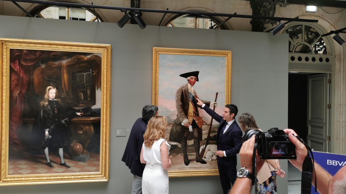 Pablo González Torrel, comisario de la exposición, explica el retrato de Carlos III.