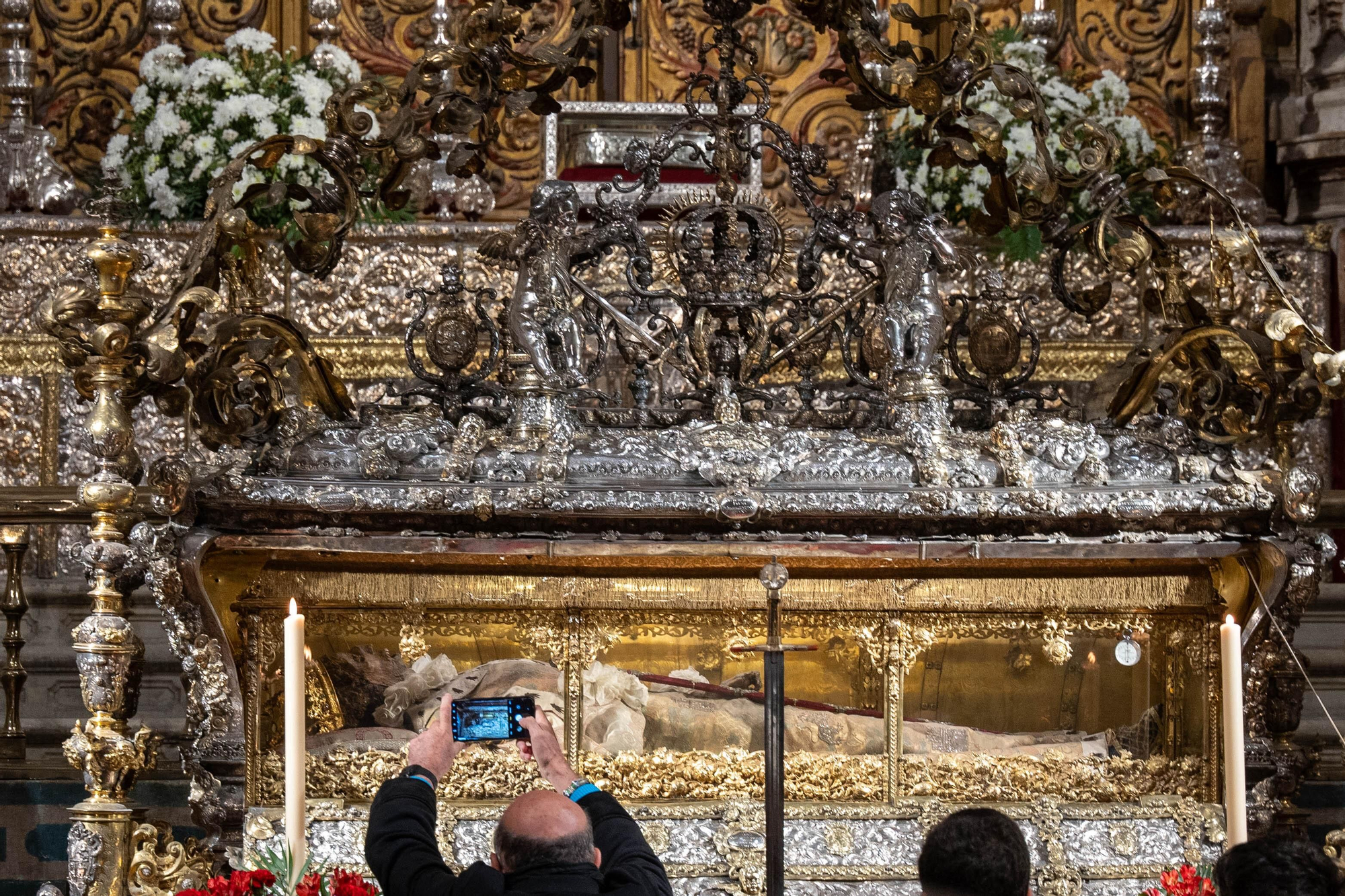 La urna con los restos de Fernando III en la Capilla Real.