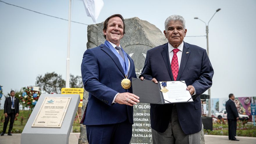 Mulino inaugura un parque en Lima dedicado al militar panameño José Domingo Espinar