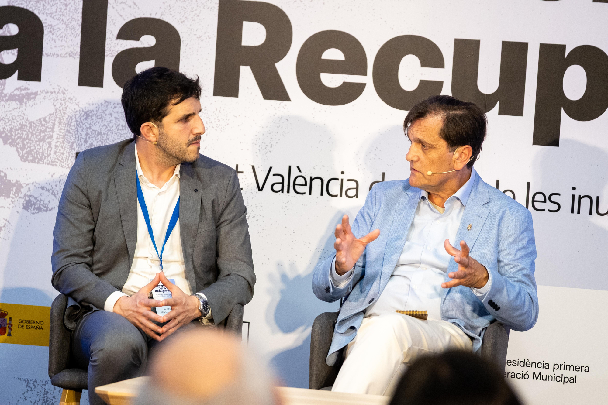 El director de elDiario.es en València, Sergi Pitarch, y el alcalde de Alzira, Alfons Domínguez.