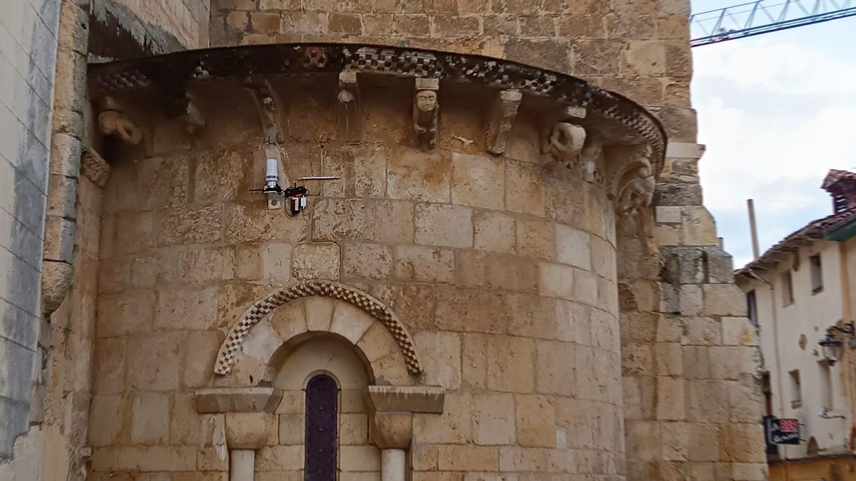 El ábside de la iglesia románica protegida con la antena clavada que indigna a vecinos y expertos.