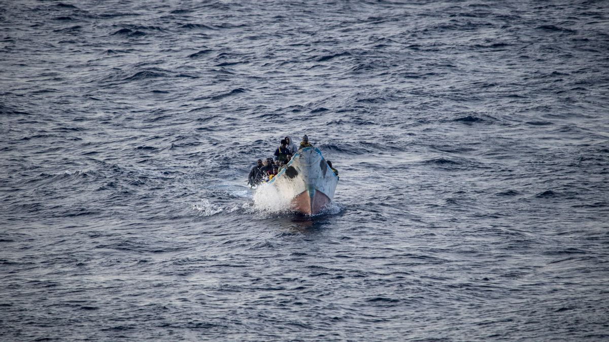 El cayuco con cinco cadáveres localizado al sur de Gran Canaria se hunde en el fondo del Atlántico
