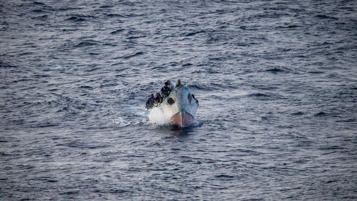 El cayuco con cinco cadáveres localizado al sur de Gran Canaria se hunde en el Atlántico