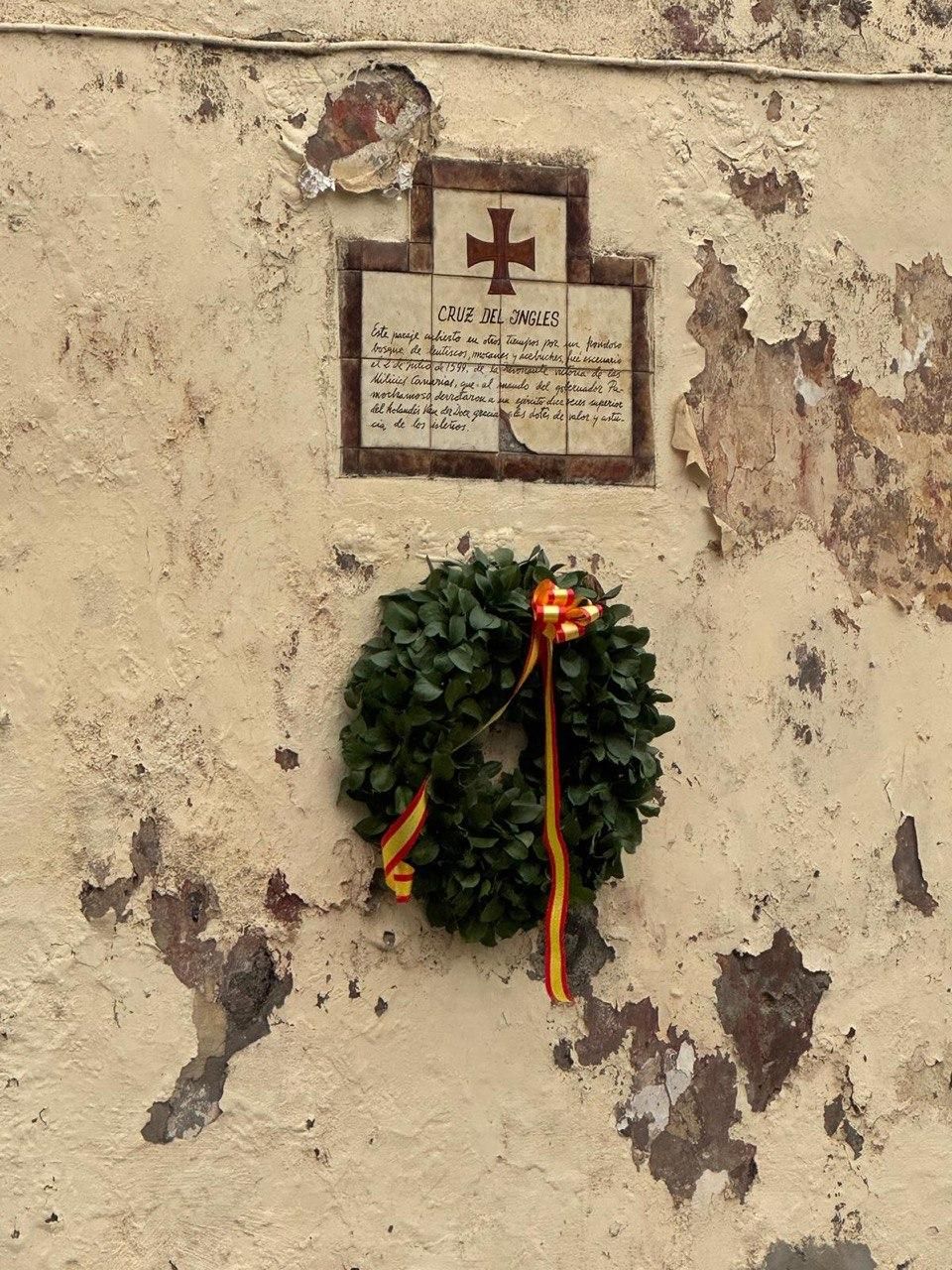 Corona de flores conmemorativa colocada este jueves en la Cruz del Inglés, en el límite entre Las Palmas de Gran Canaria y Santa Brígida.