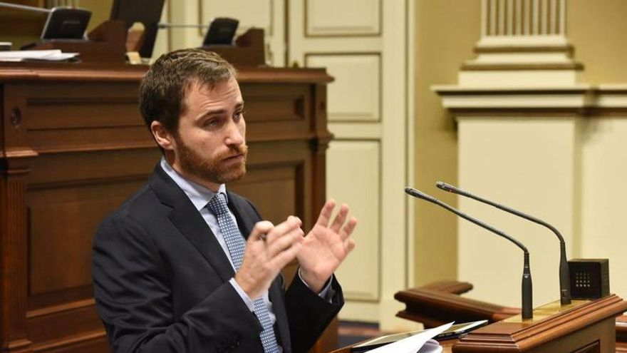 Isaac Castellano, consejero de Turismo, Cultura y Deportes, en una intervención en el Parlamento canario