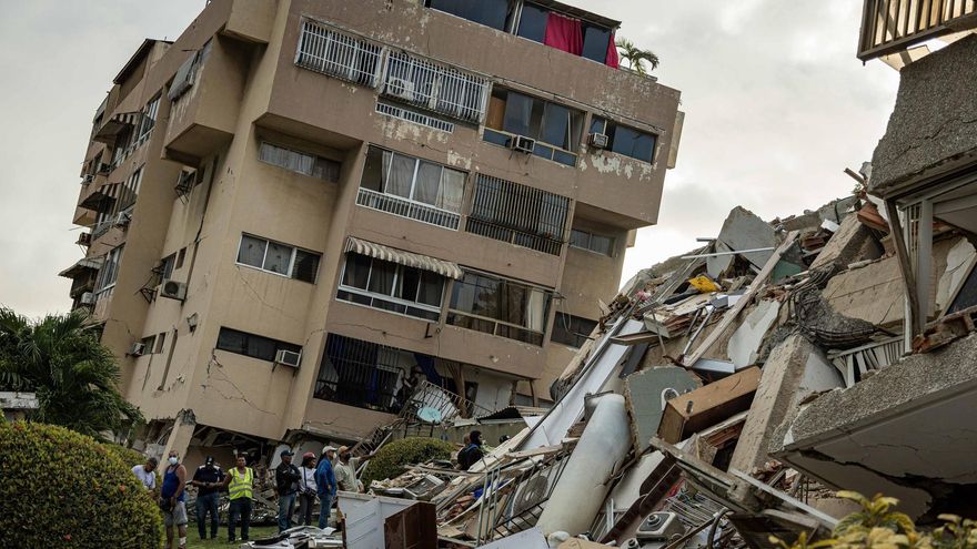 Rescatistas participan en labores de búsqueda en un edificio afectado por un terremoto, este sábado en La Guaira (Venezuela).