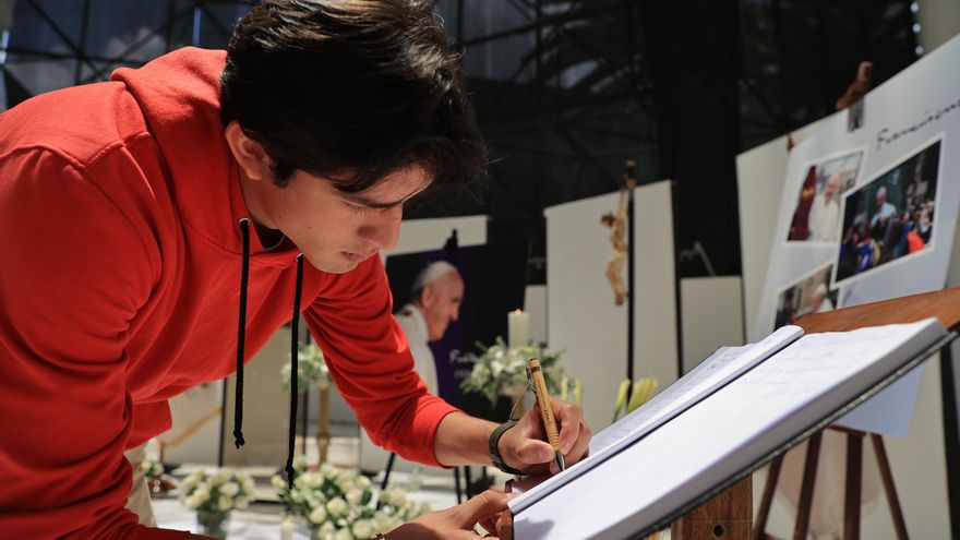 Fieles despiden al papa Francisco en Ecuador y recuerdan su "trabajo por la sociedad"