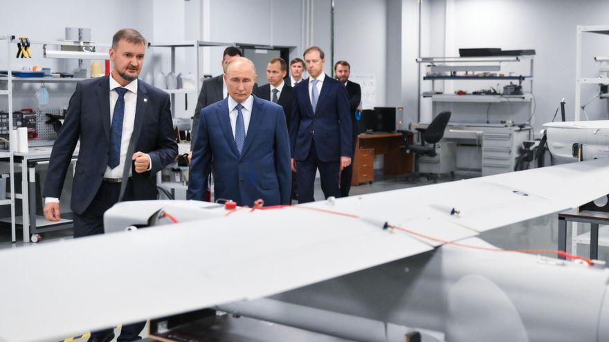 La UE señala a Rusia por interferir en el avión de Von der Leyen: qué son el 'jamming' y el 'spoofing' que se usan como guerra electrónica