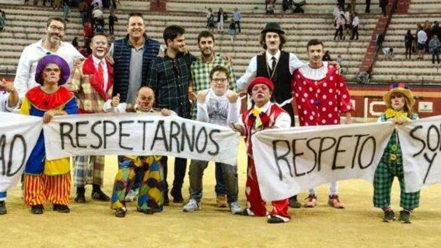 Los "enanitos toreros" motivan otro rifirrafe entre Vox y la Junta de Andalucía