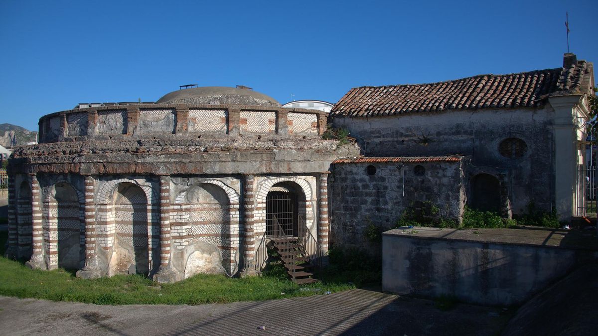 Reciclaje. El Catabulum, un gran almacén que servía de anexo al Anfiteatro, convive con una ermita cristiana.