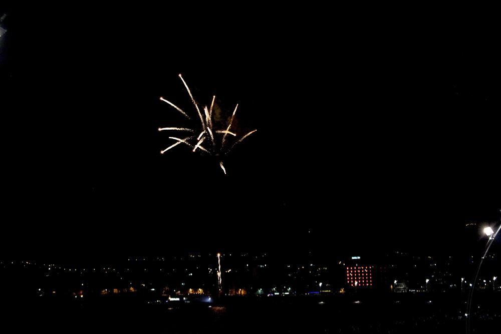 Fuegos artificiales durante la noche de San Juan en la capital grancanaria. (Foto: Cirenia Vico).