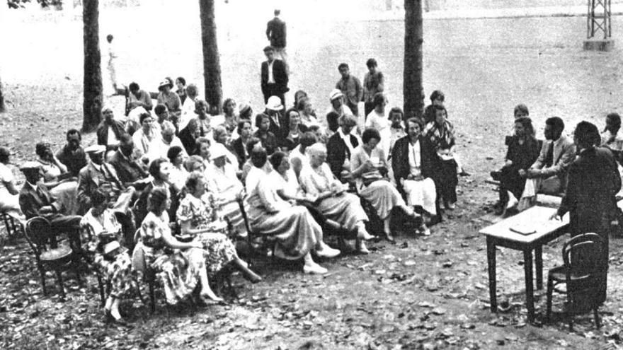 Grupo de estudiantes extranjeros recibiendo una clase de Lengua española en la zona de El Sardinero el 18 de julio de 1934.