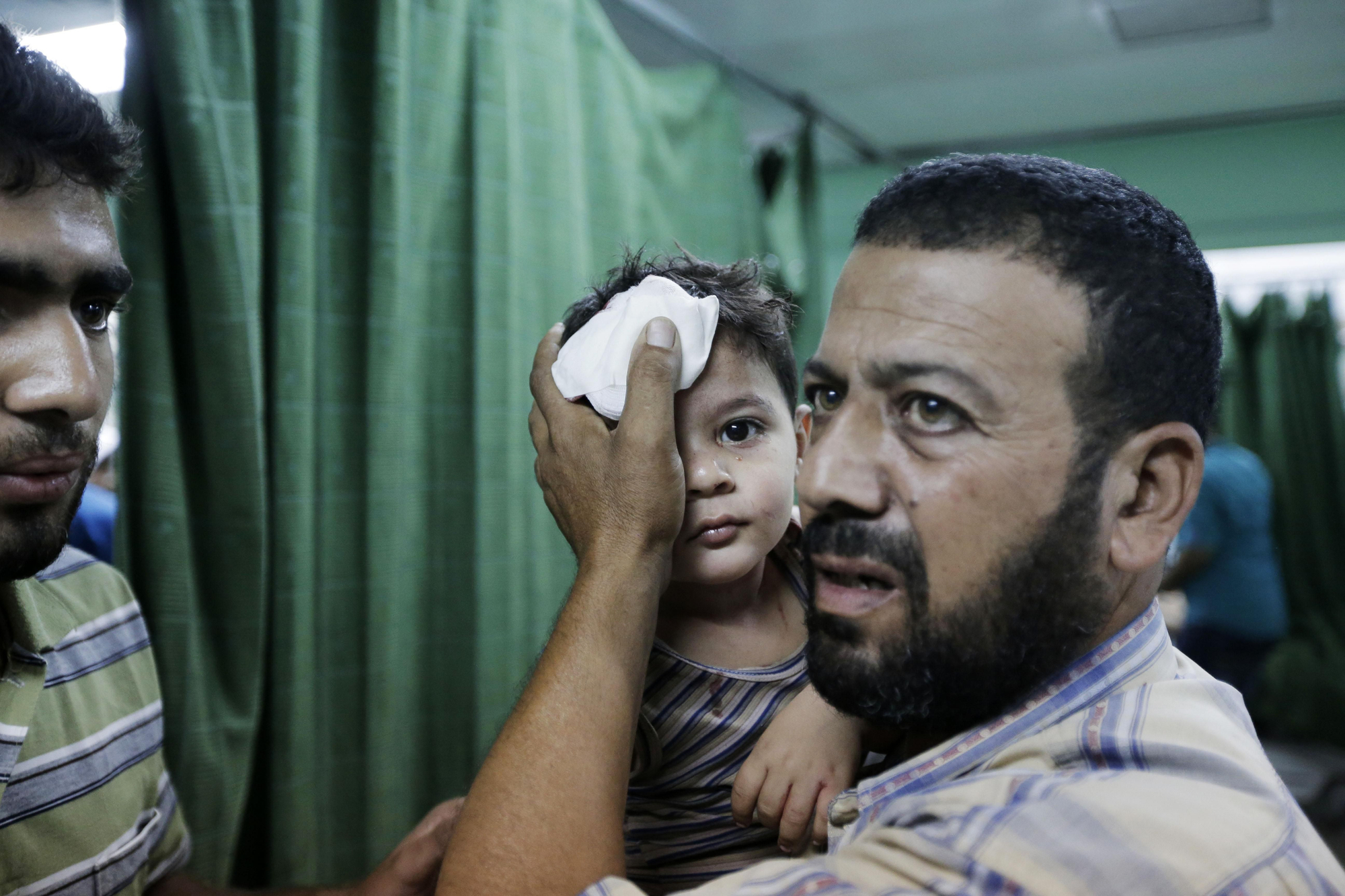 Un palestino sostiene a un niño herido en un ataque israelí en Beit Lahiya en el hospital Kamal Adwan, al norte de la Franja / Lefteris Pitarakis \ AP Photo