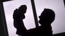 El Gobierno aprueba este viernes nuevos permisos de paternidad: de 16 semanas, intransferibles y con posibilidad de turnar con la madre