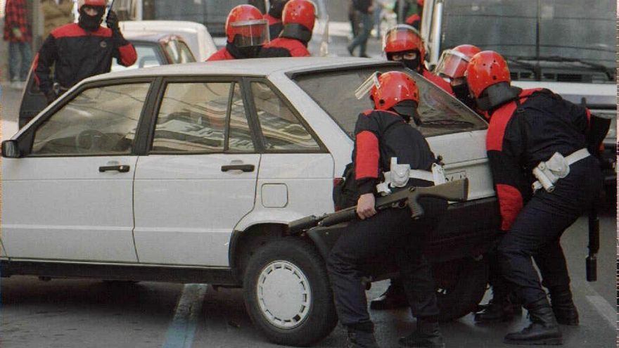 Hablan los policías que sufrieron la amenaza de ETA: "Bastantes de los que estuvimos cerca del fuego estamos mal"